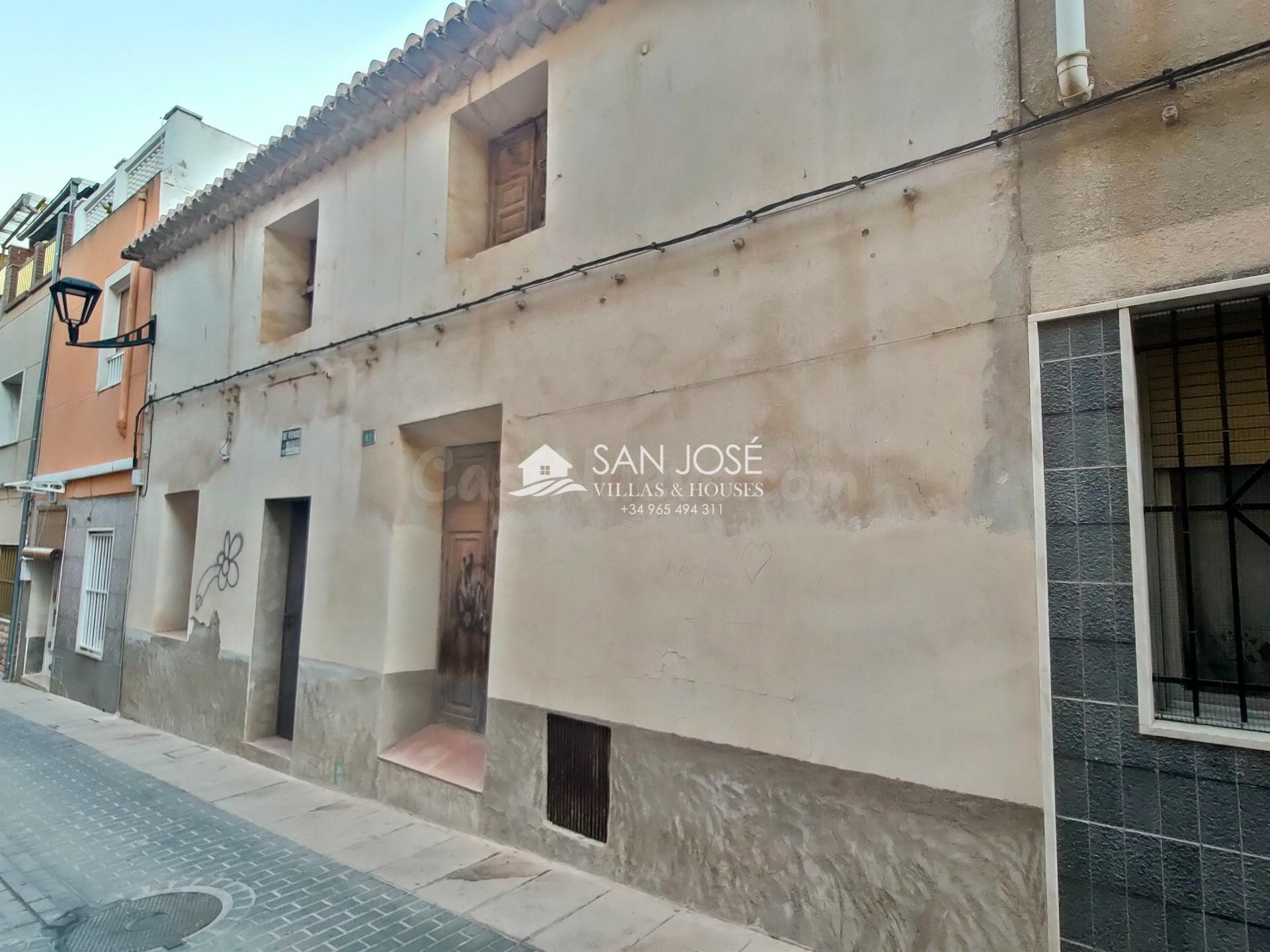 VENTA DE CASA SOLAR EN ASPE, ZONA CENTRO
