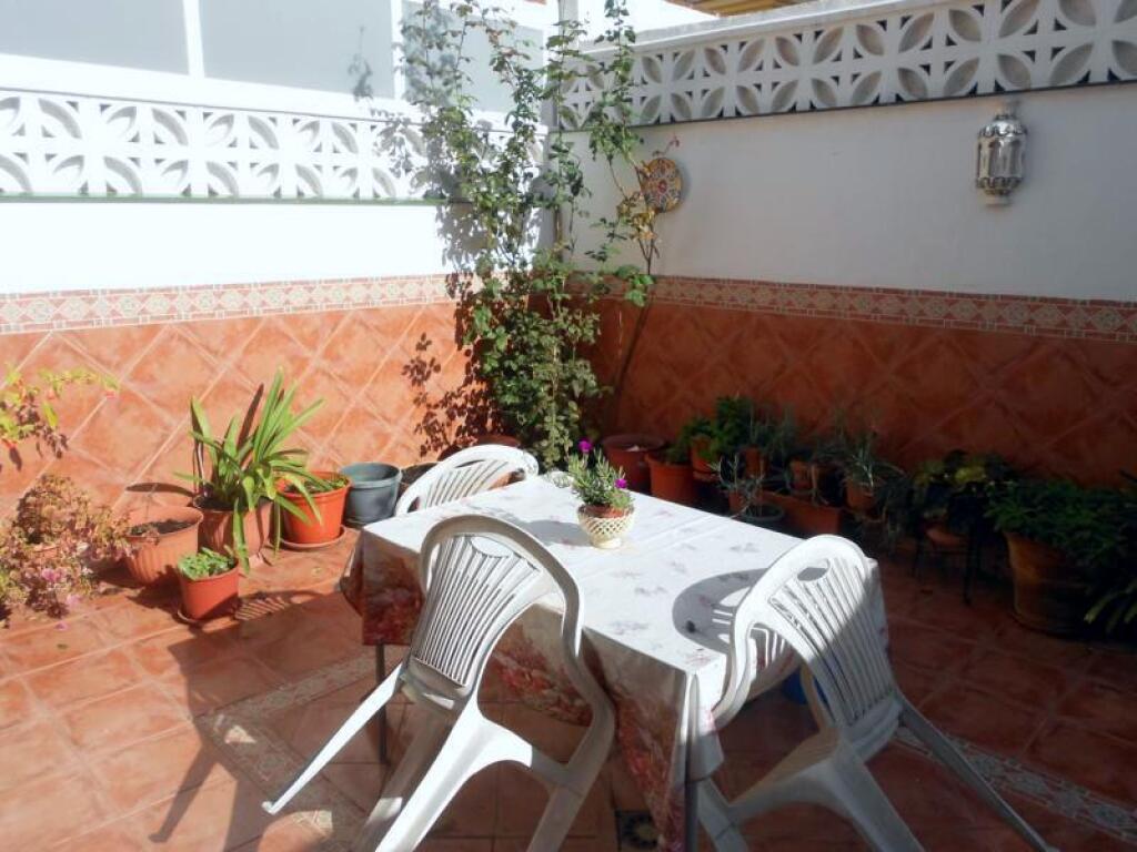 MARAVILLOSA CASA ADOSADA CON ESTUPENDO  PATIO ANDALUZ