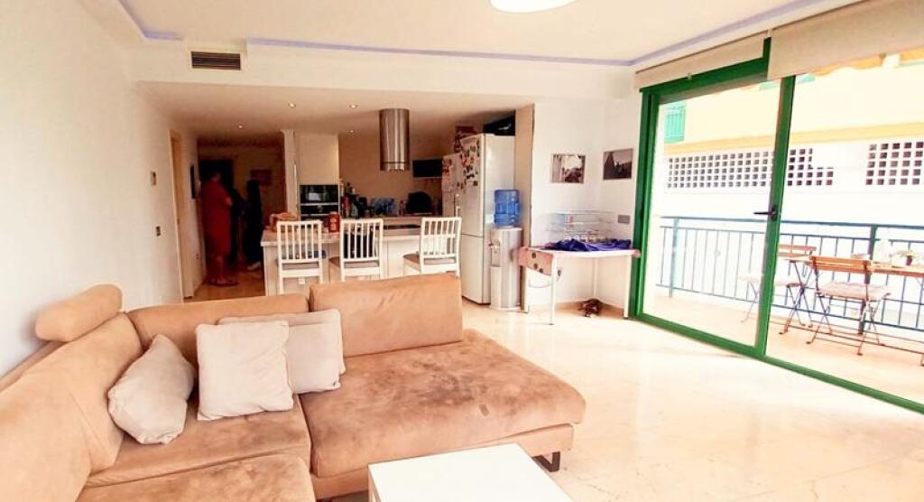 AMPLIO PISO EN ZONA MUY DEMANDADA DE ESTEPONA, ¡VENGA A VERLO!