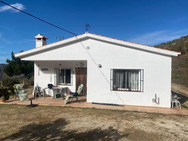 EN LOS MONTES DE MÁLAGA, SE ENCUENTRA A LA VENTA ESTA ATRACTIVA FINCA RÚSTICA