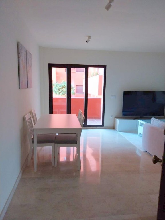 ¡OPORTUNIDAD ÚNICA EN ESTEPONA: PISO AMUEBLADO CON VISTAS AL MAR Y EXCELENTES CALIDADES!