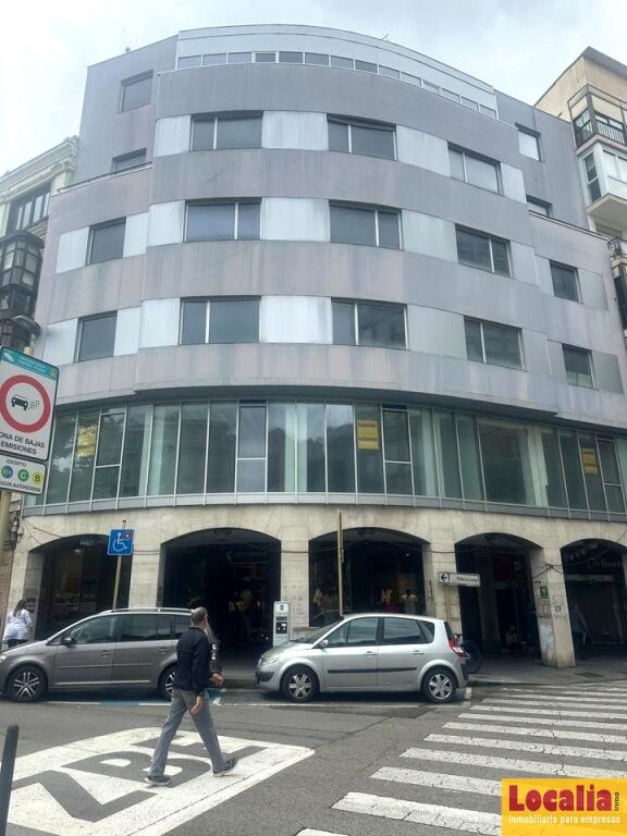 Moderno edificio en el centro de Torrelavega