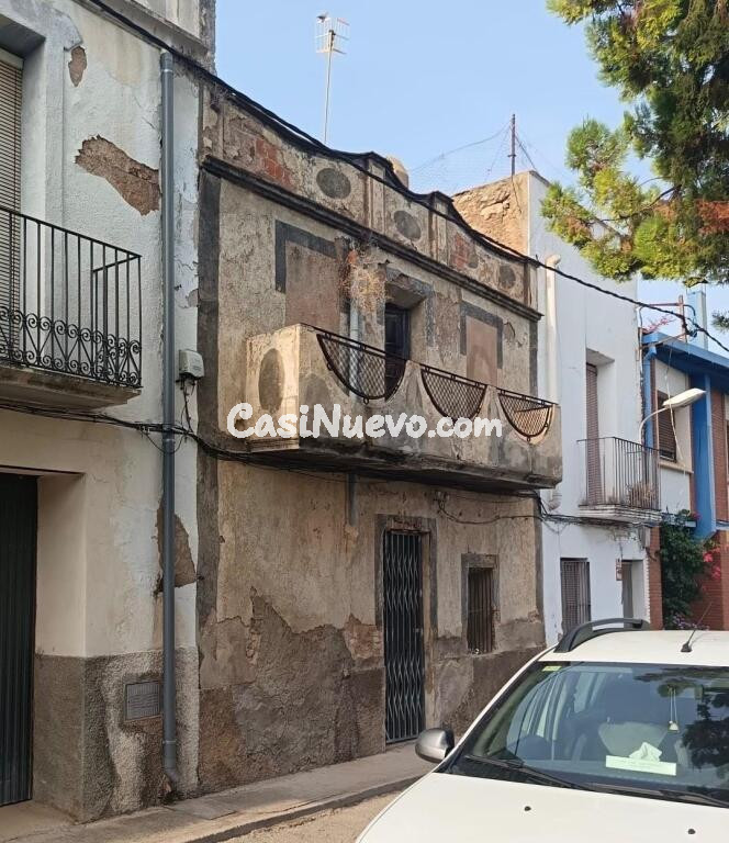 Casa con garaje para reformar con agradables vistas