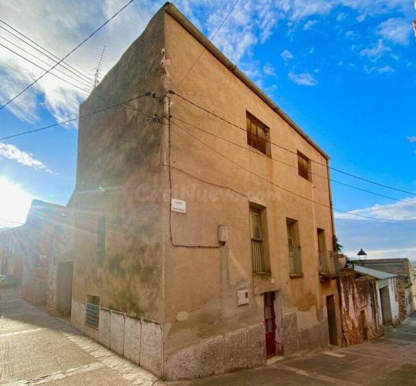 Casa esquinera con estructura reformada en Freginals
