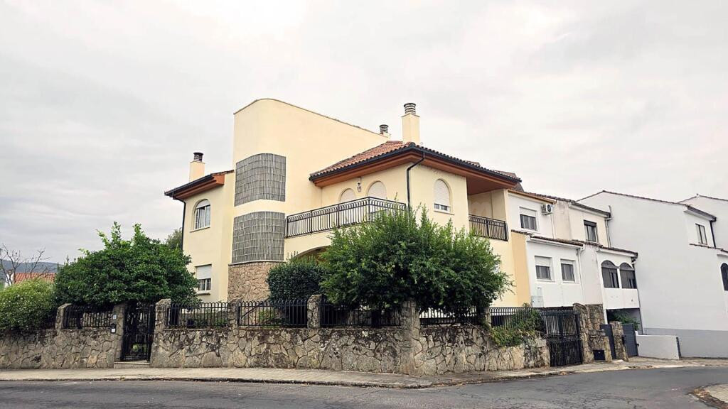 EN VENTA CHALET PAREADO DE CUATRO PLANTAS EN EL CENTRO URBANO DE PLASENCIA, CÁCERES