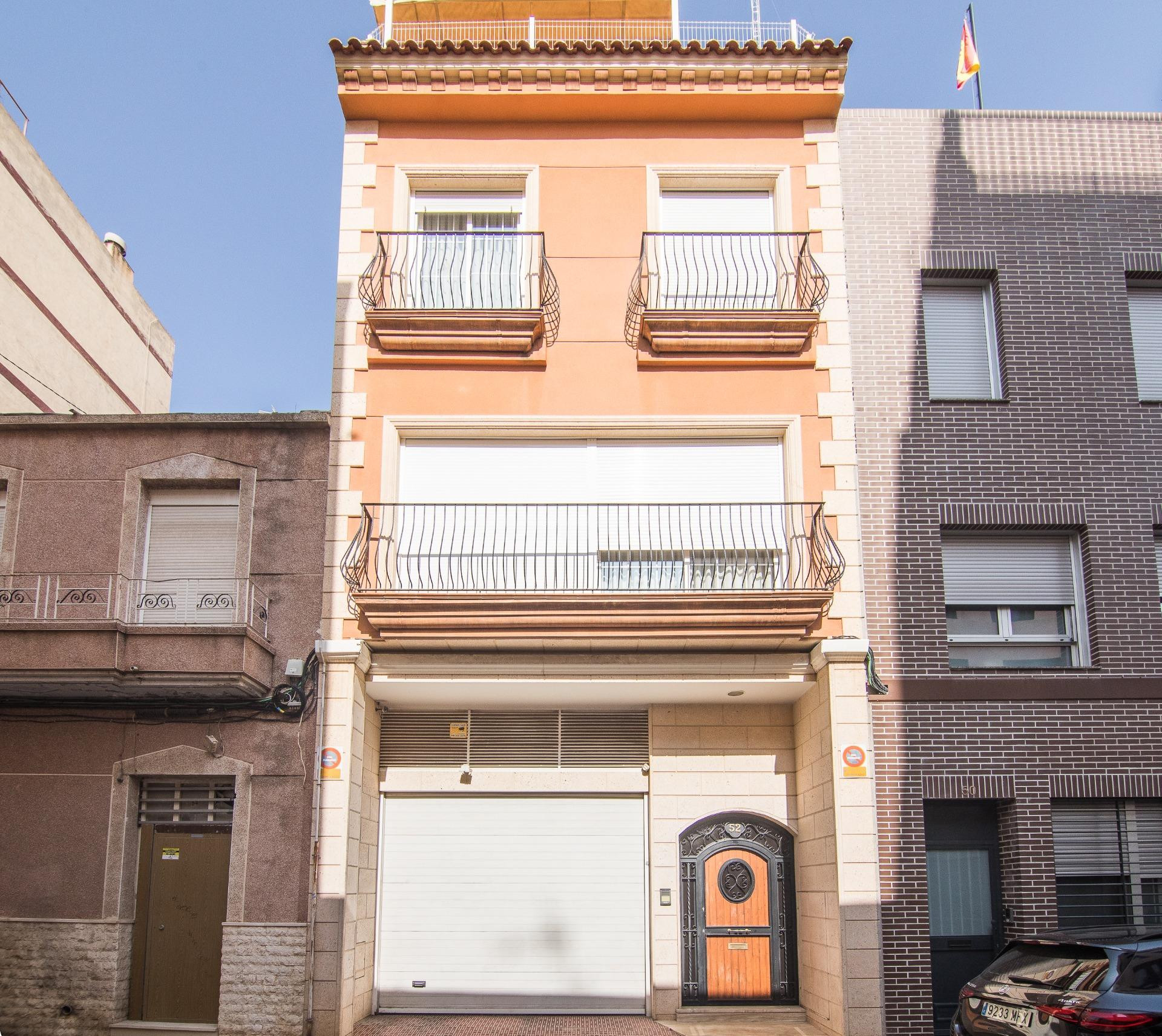 VIVIENDA UNIFAMILIAR EN EL CORAZÓN DE ELCHE — INDEPENDIENTE, CON ASCENSOR, GARAJE Y LISTA PARA ENTRA