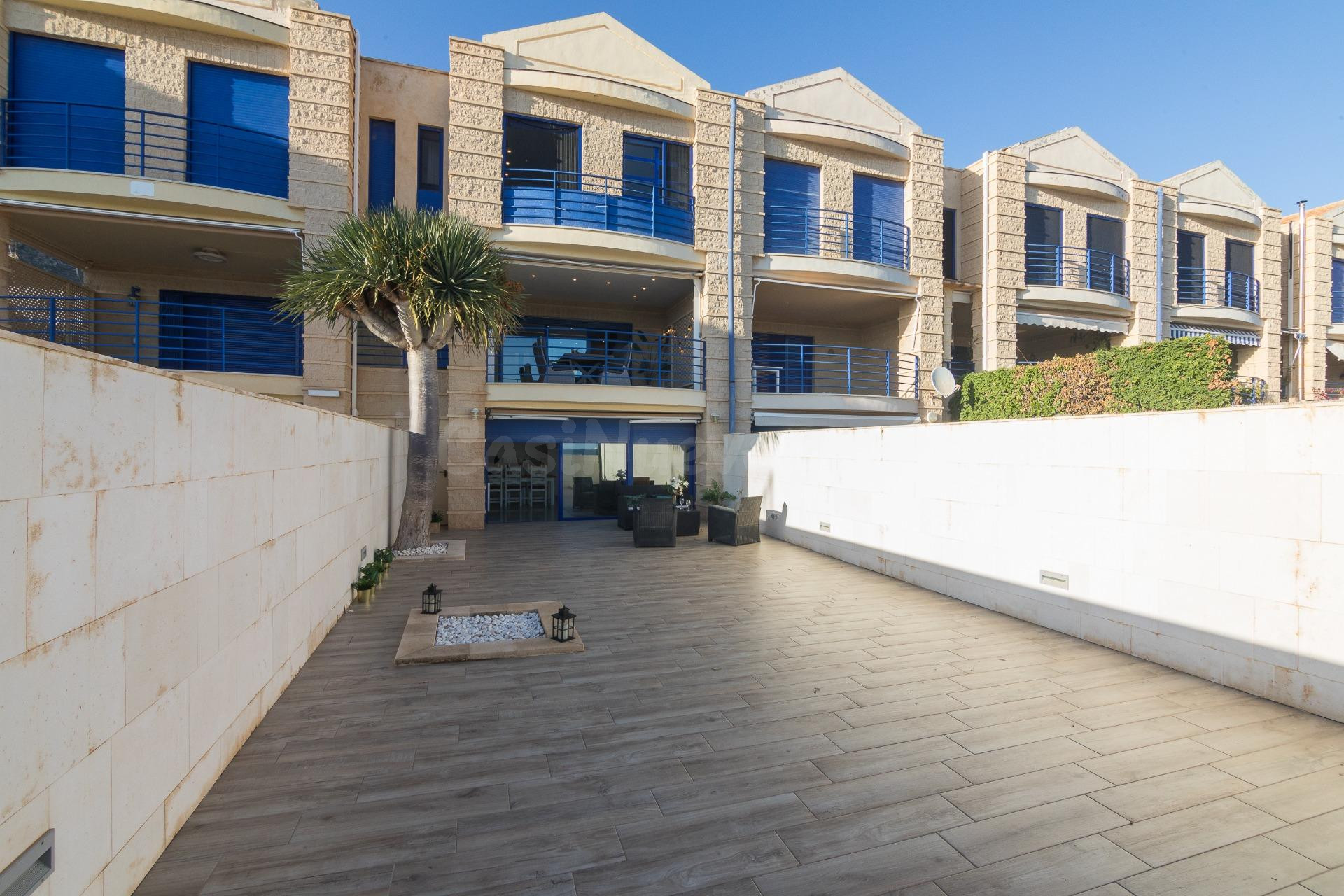 🏡 VIVIENDA FRENTE AL MAR DE MÁS DE 140 M2 CON SÓTANO, PLANTA BAJA Y PRIMER PISO