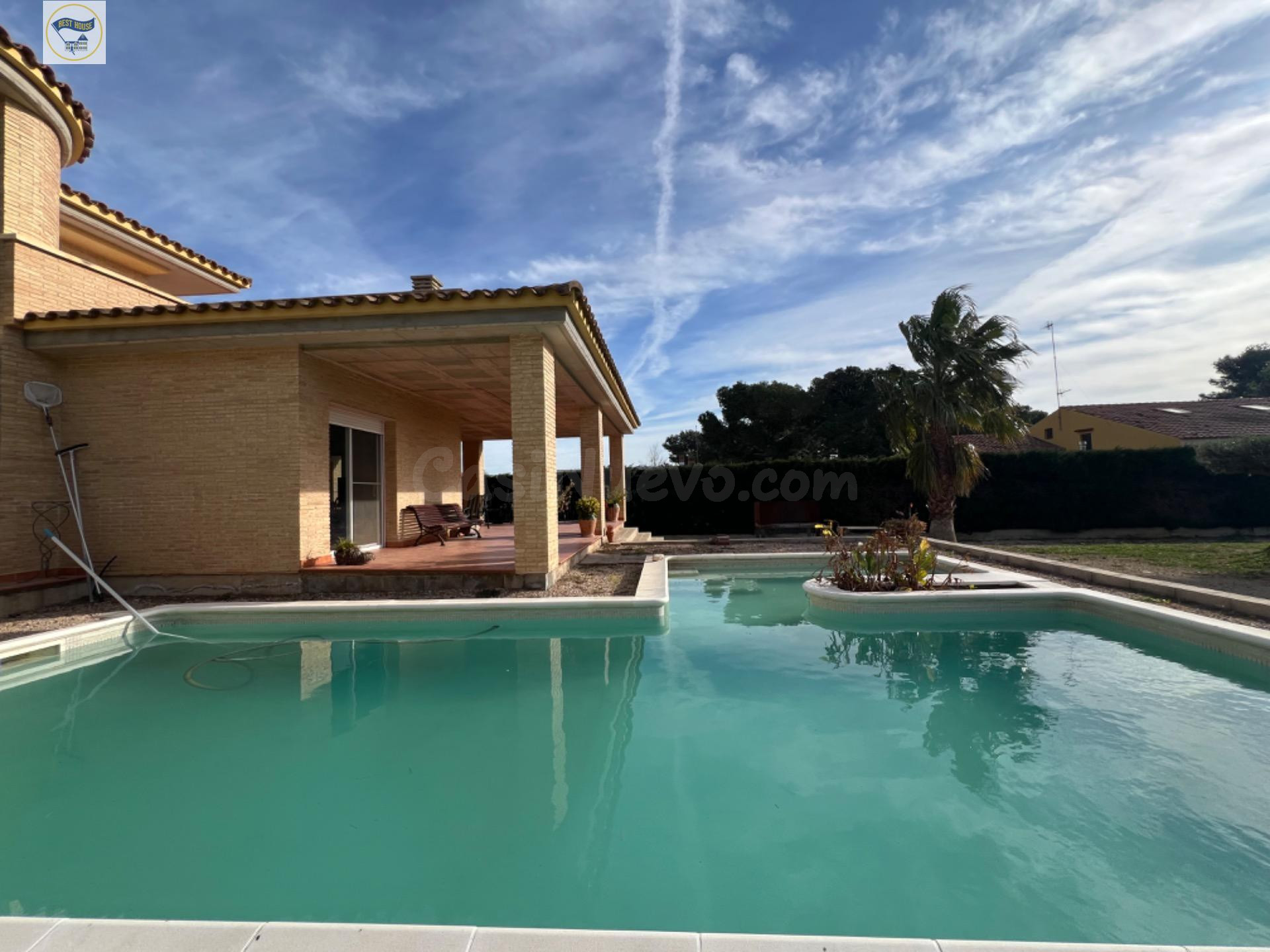 ESPECTACULAR CASA CON PISCINA