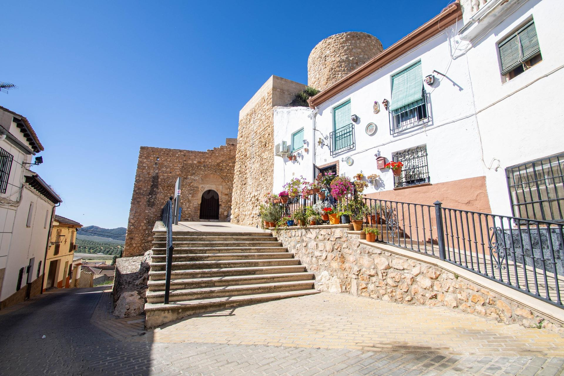 Casa Señorial con Gran Patio en el Centro de Íllora – Ideal para Vivienda, Negocio