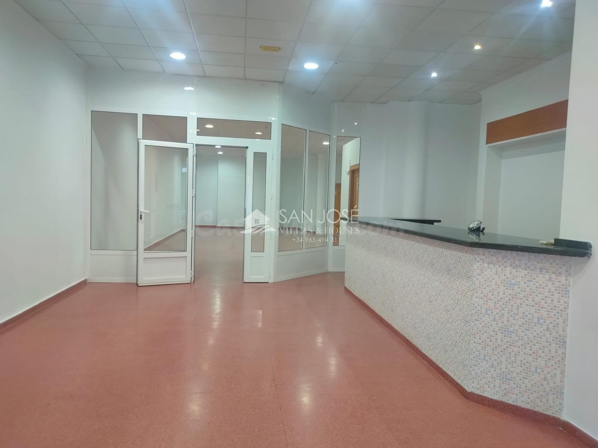 SE VENDE O SE ALQUILA LOCAL COMERCIAL VACIO EN EL CENTRO DE ASPE
