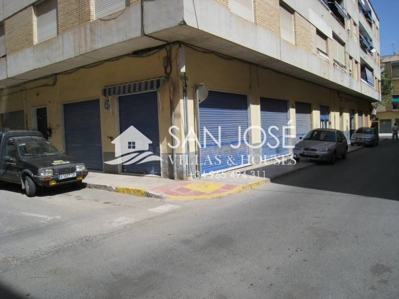 SE VENDE LOCAL QUE HACE ESQUINA EN BUENA ZONA DE ASPE