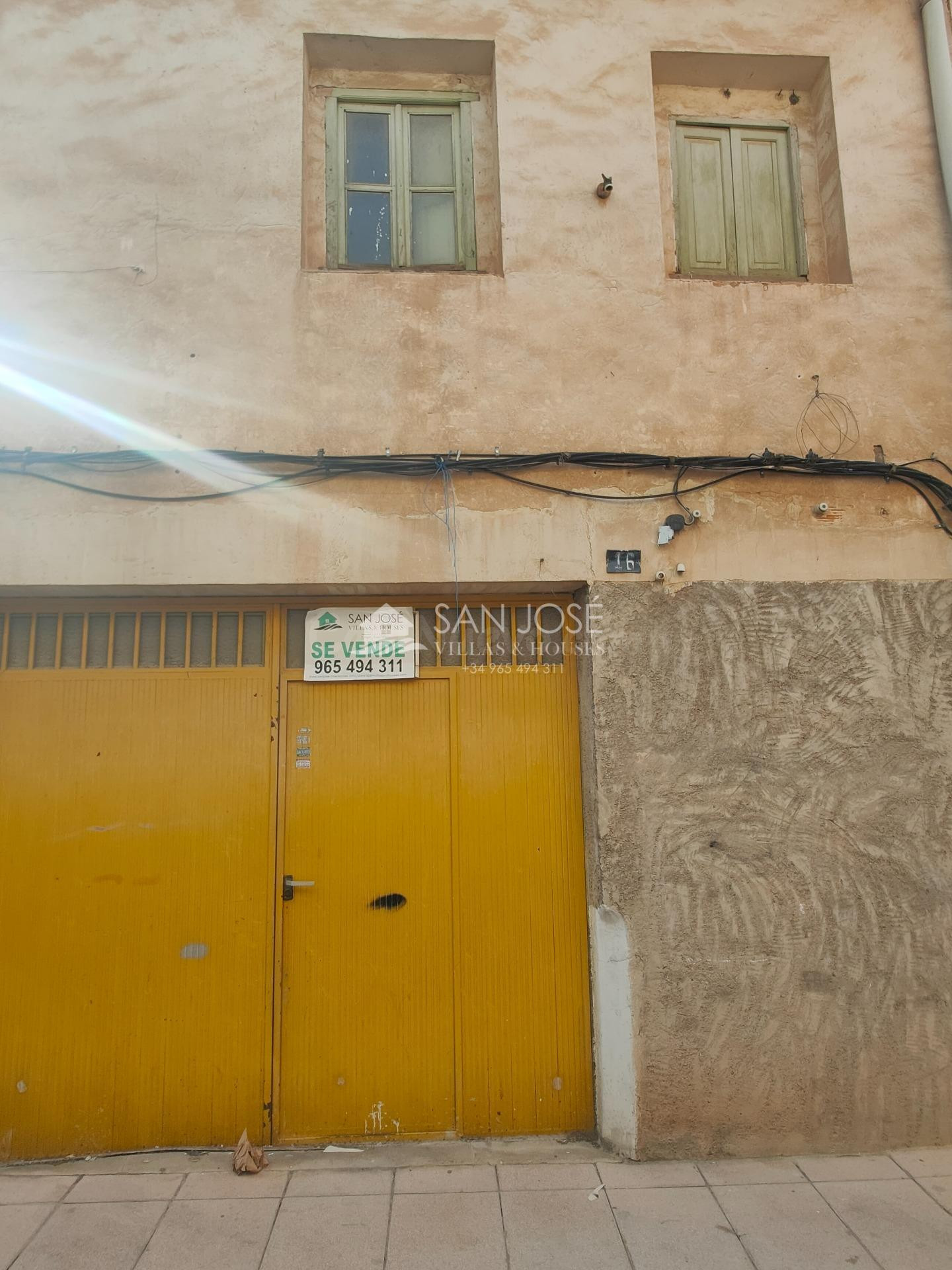 SE VENDE CASA SOLAR PARA REFORMAR O DERRIBAR EN EL CENTRO DE ASPE