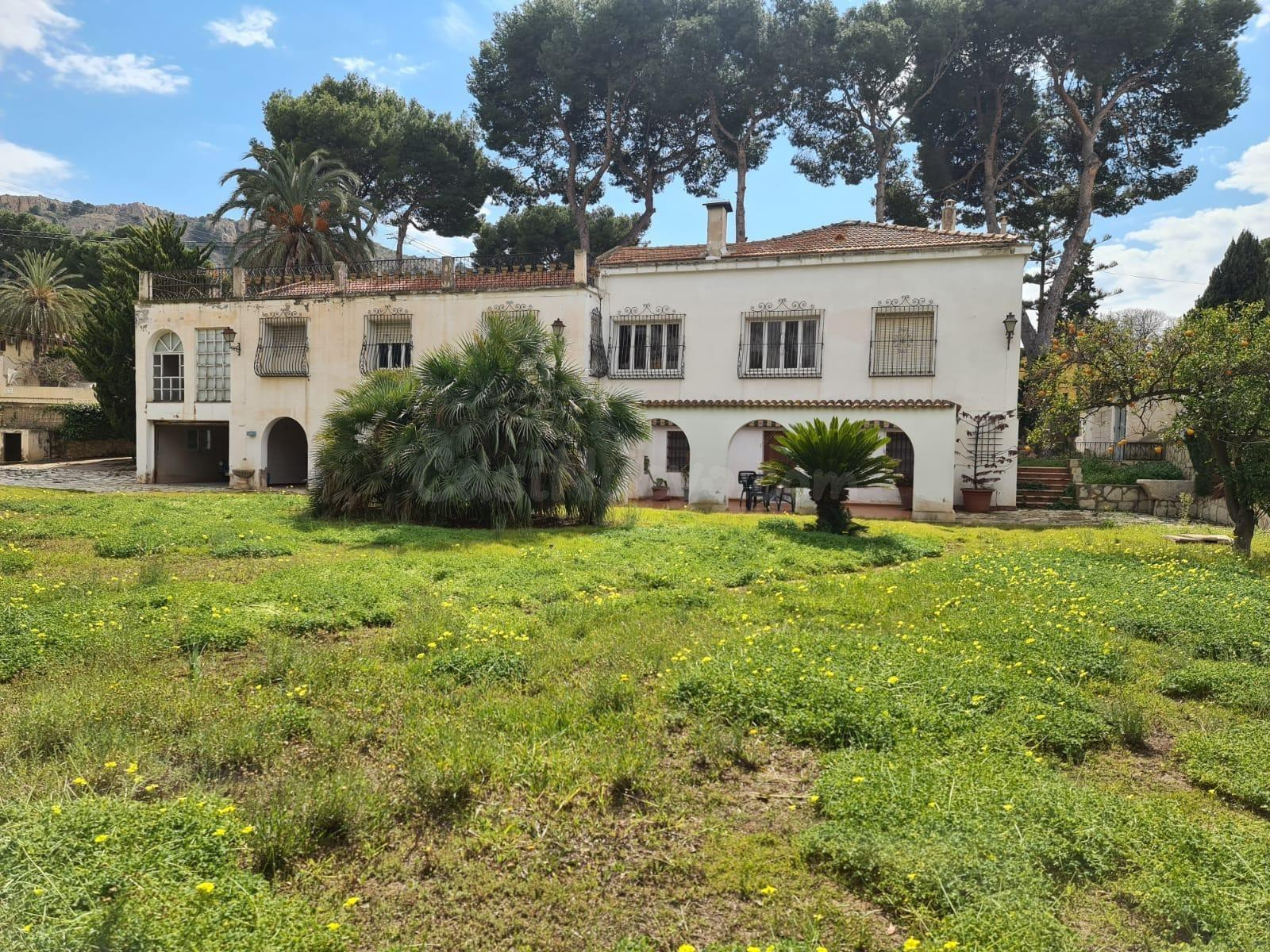 SE VENDE CHALET EN MUY BUENA ZONA CON PARCELA A 5 MINUTOS DE LA PLAYA