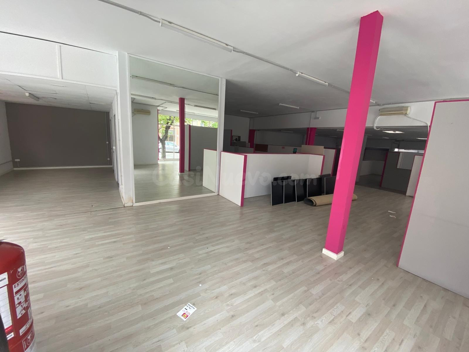 Impresionante local comercial esquinero a tres calles con planta garaje para 12 coches
