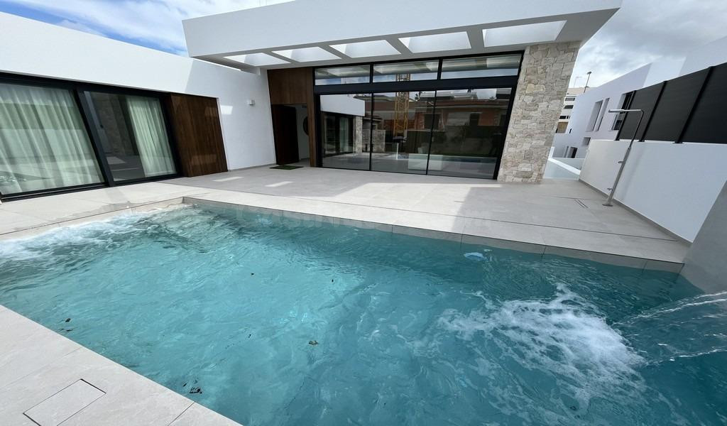 CHALET lujo en el campo de golf de la marquesa en rojales de alicante,