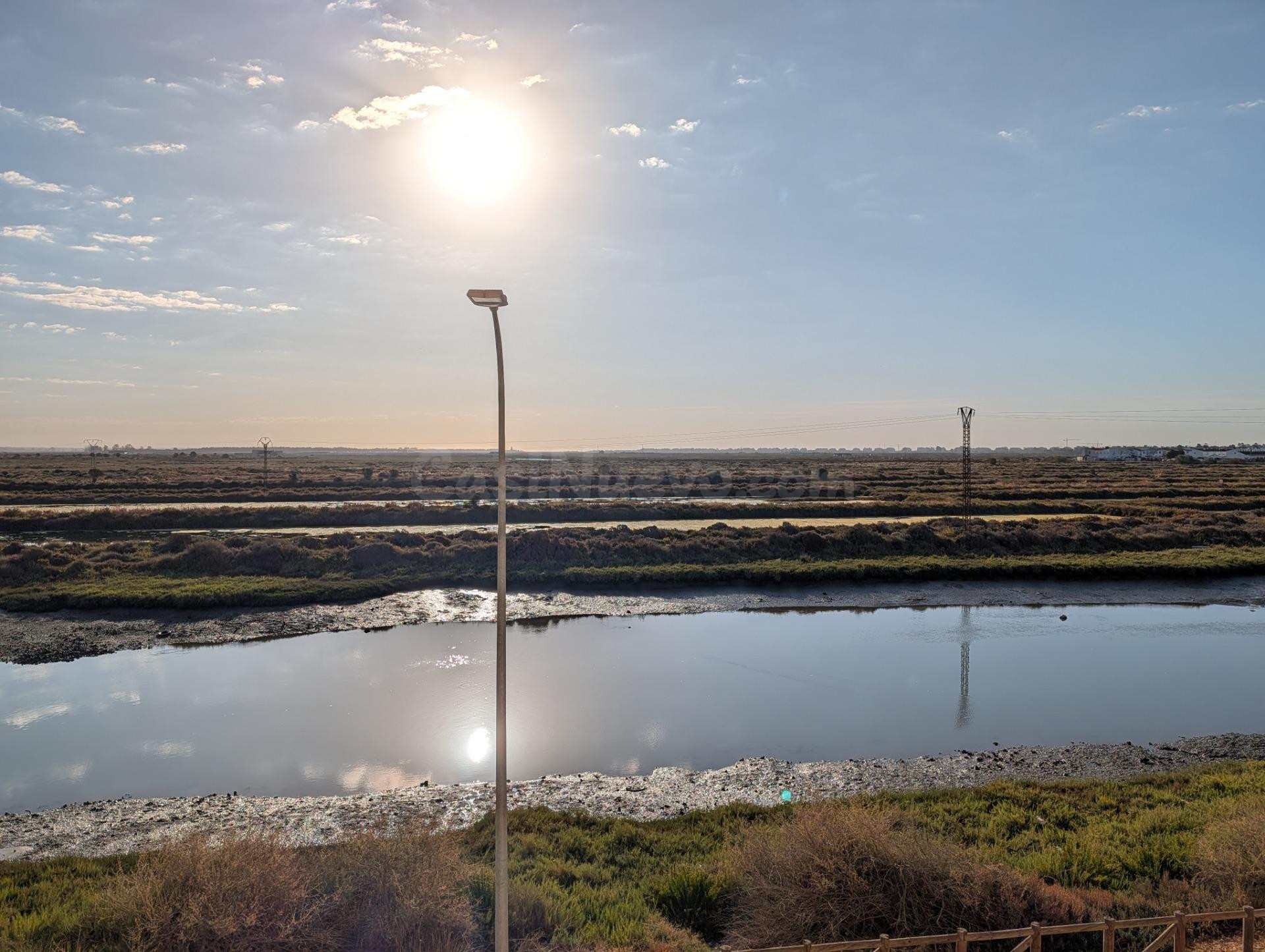 Amplio Piso en Ayamonte con Vistas Despejadas y Gran Potencial