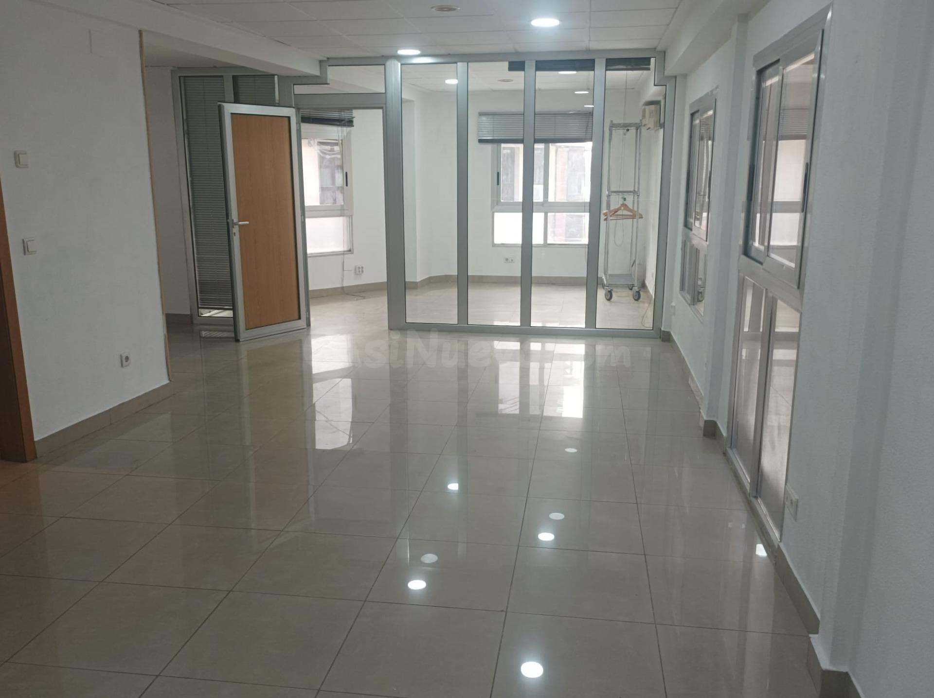 Tu Espacio Comercial de Ensueño en Pisos Azules, Elche! 50m2 Todo Exterior con Entrada Independiente