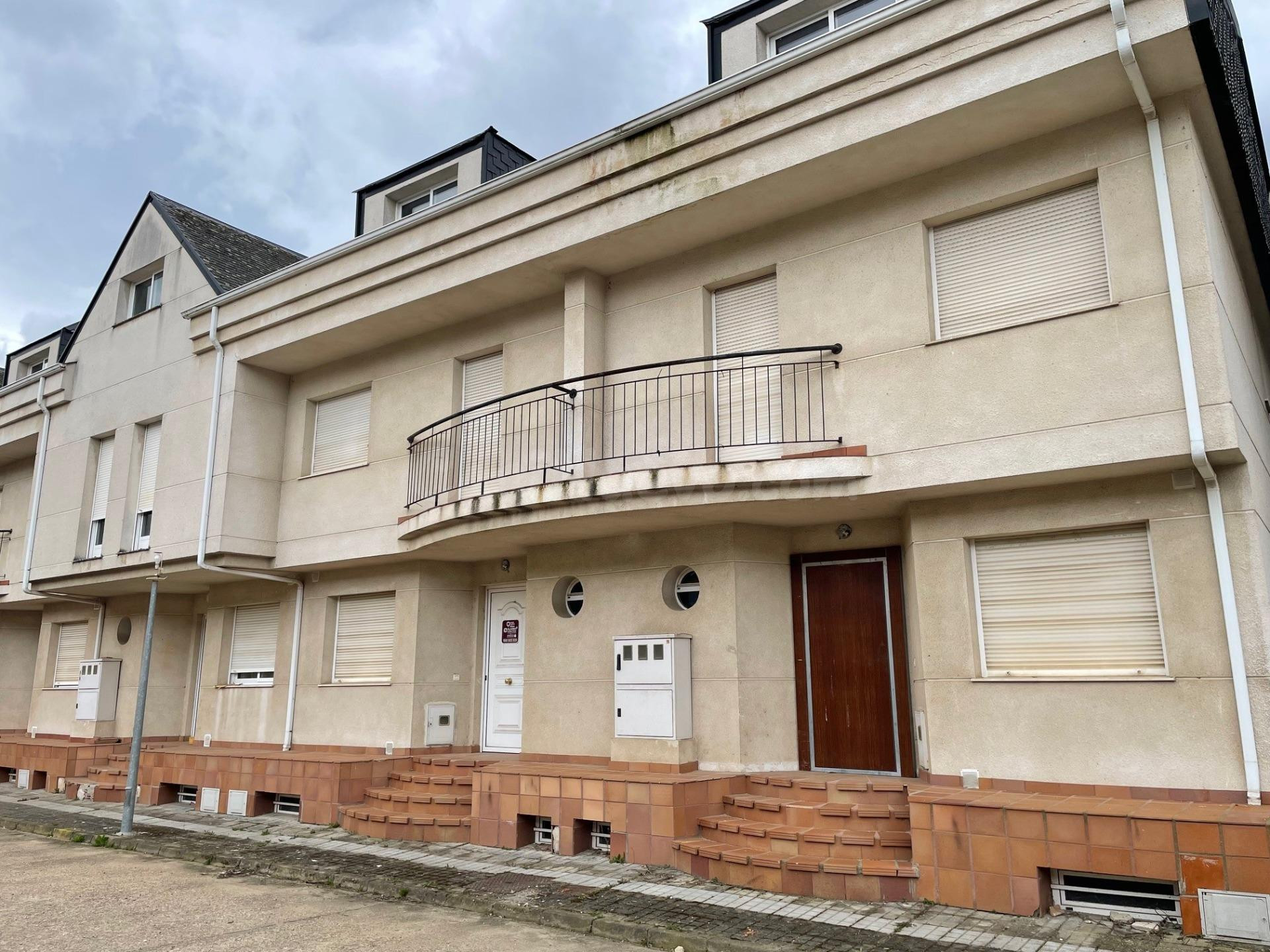 VENTA ADOSADO EN ALMAZCARA EL BIERZO