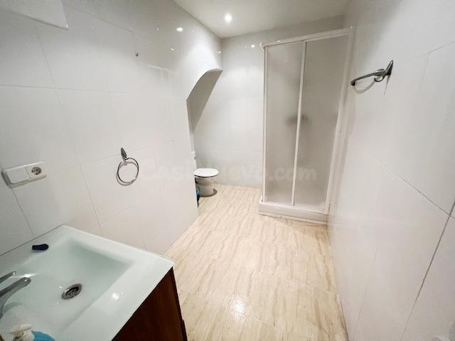 Local comercial con zona asimilada de vivienda en su interior.
