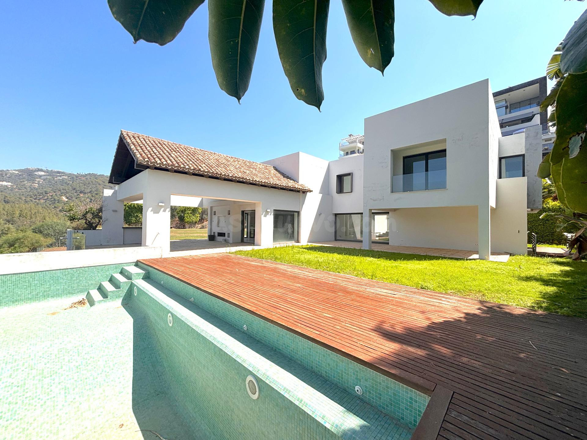 Villa de Estilo Contemporáneo con Impresionantes Vistas en Los Arqueros, Benahavís