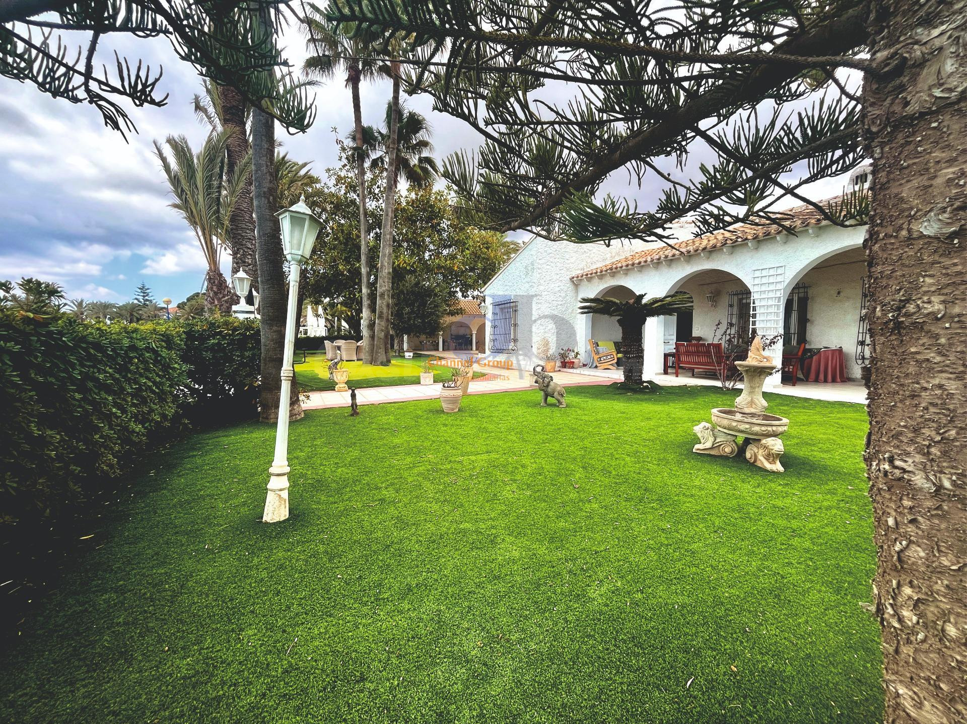 Magnifica villa en primera línea del mar en Orihuela Costa