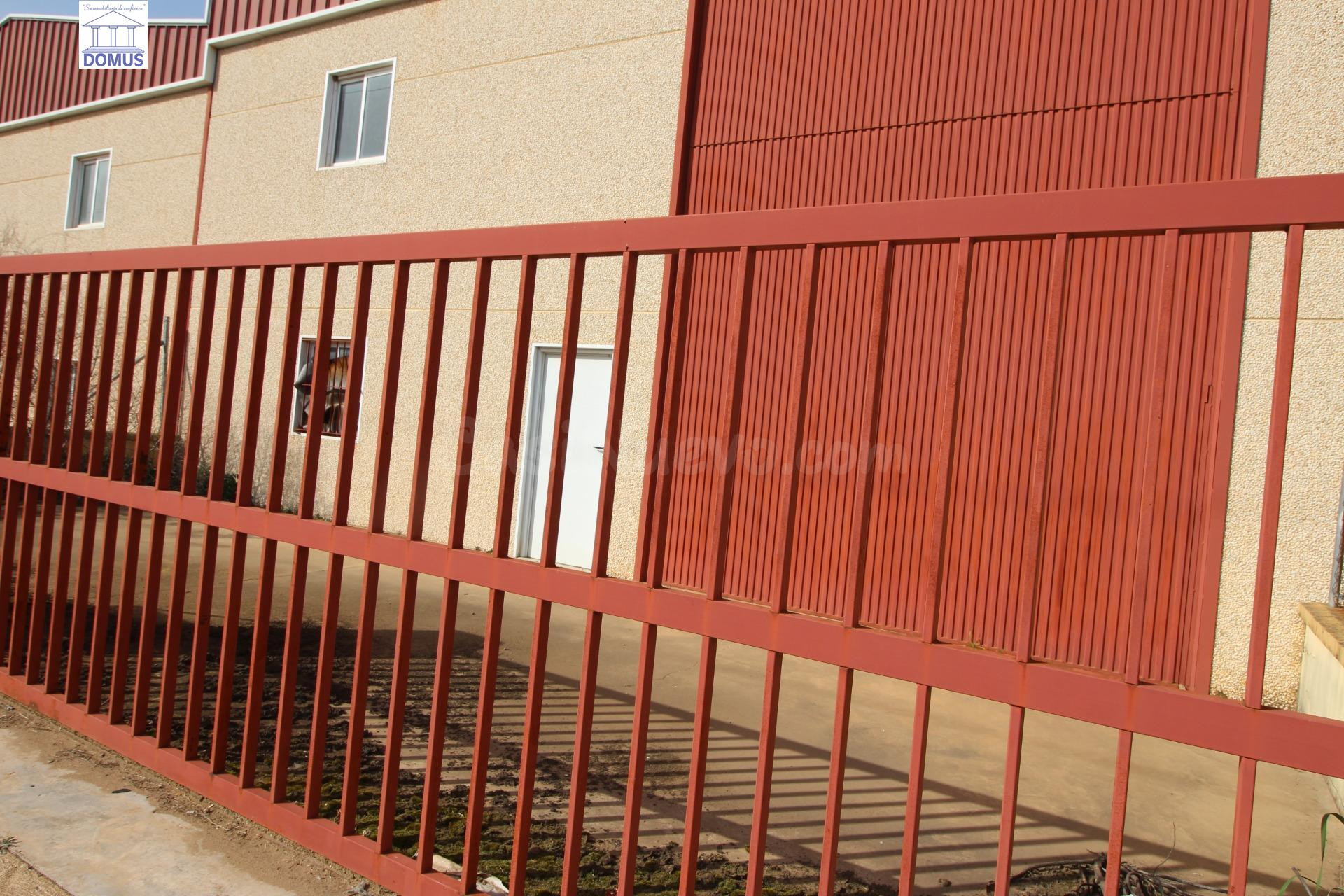 Conjunto de tres naves en venta sin posesión en el polígono industrial de Lobón