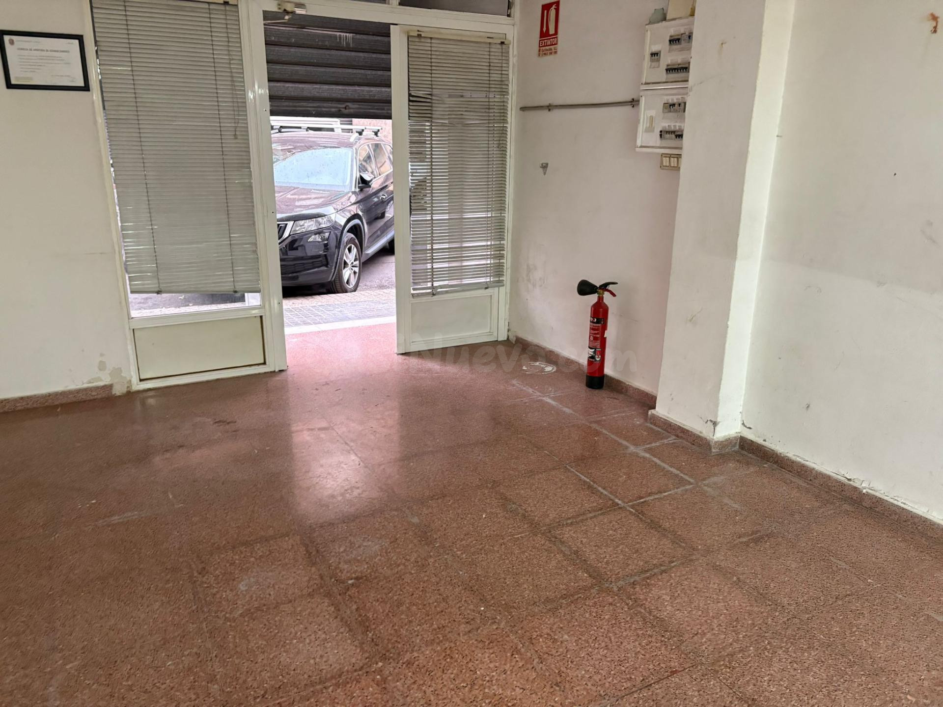 Se vende local en excelente ubicación, con un baño y patio, con techos altos.