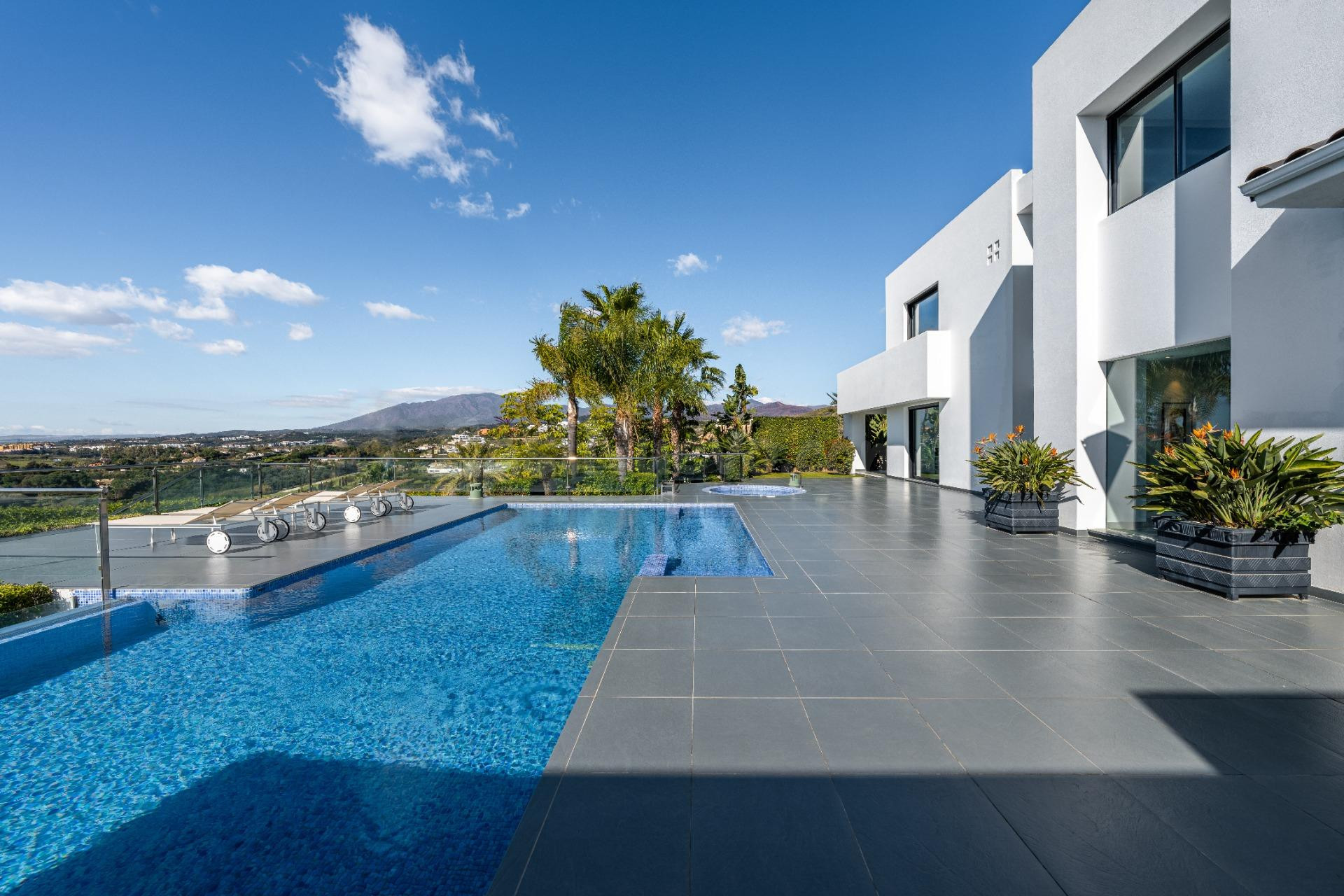 Espectacular villa de lujo de 5 dormitorios y 5 baños con Vistas al Mar y la Montaña. Benahavís