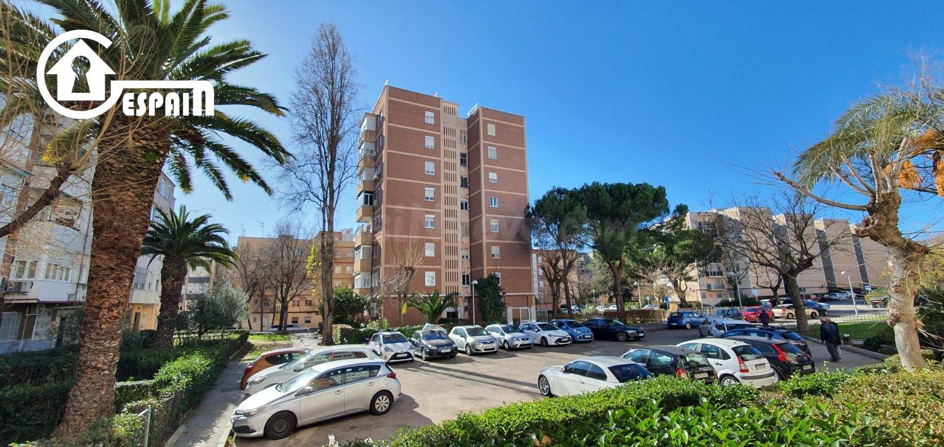 CASABANCO VENDE  LOCAL  MÁS DOS VIVIENDAS EN  LLERENA.