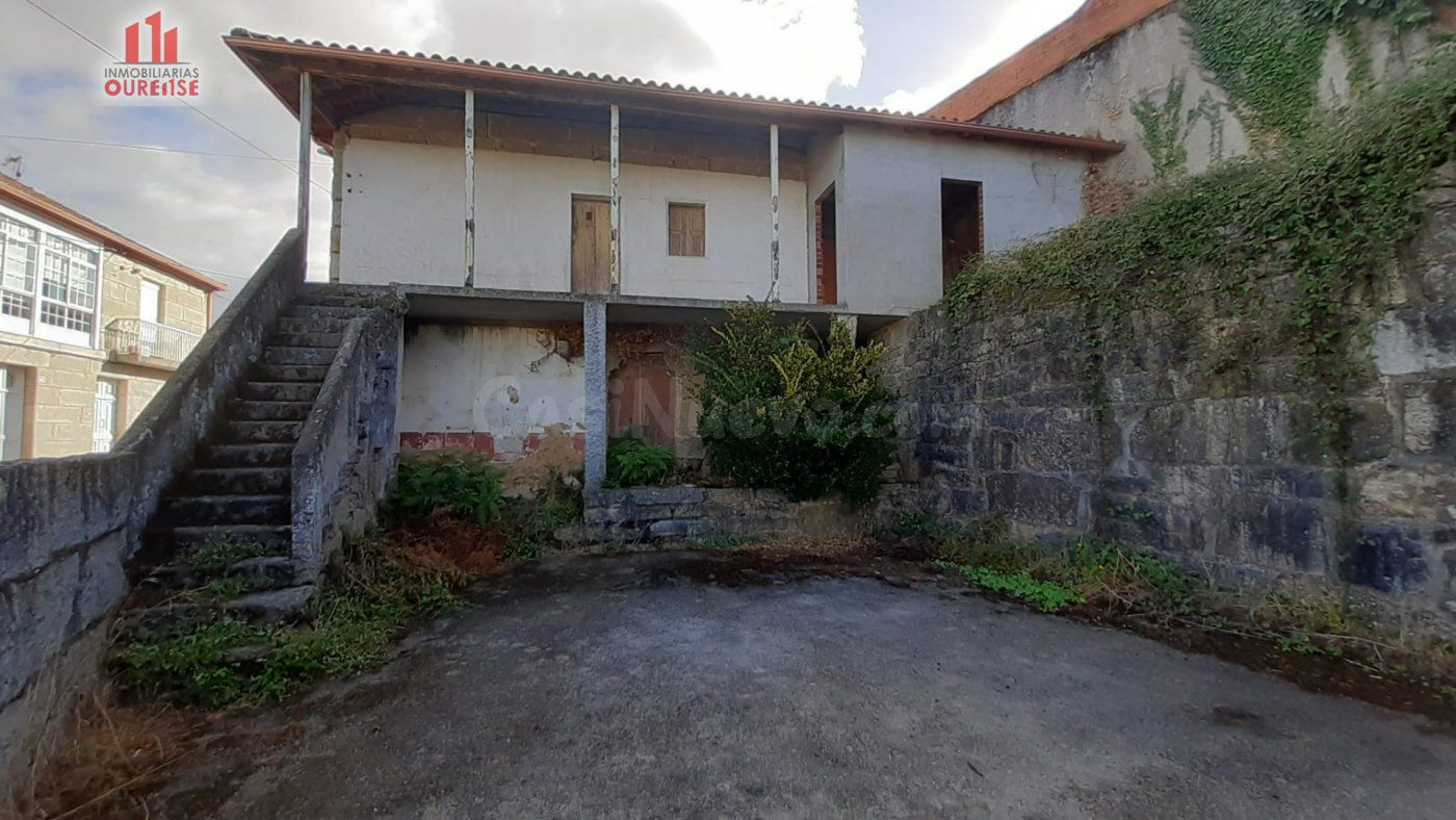 CASA DE PIEDRA PARA REFORMAR, CON PATIO Y PEQUEÑO JARDÍN, EN SOUTOPENEDO