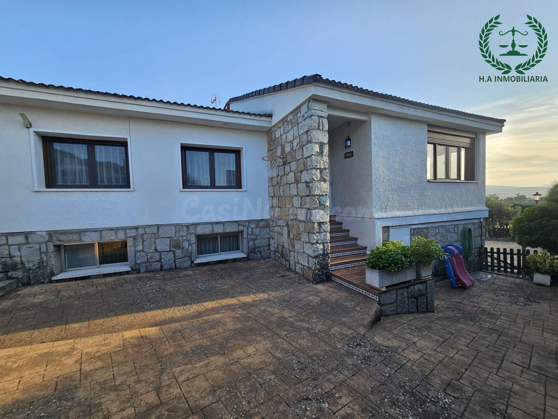 Chalet independiente con parcela de 1.000 m2 y piscina privada. EL MOLAR