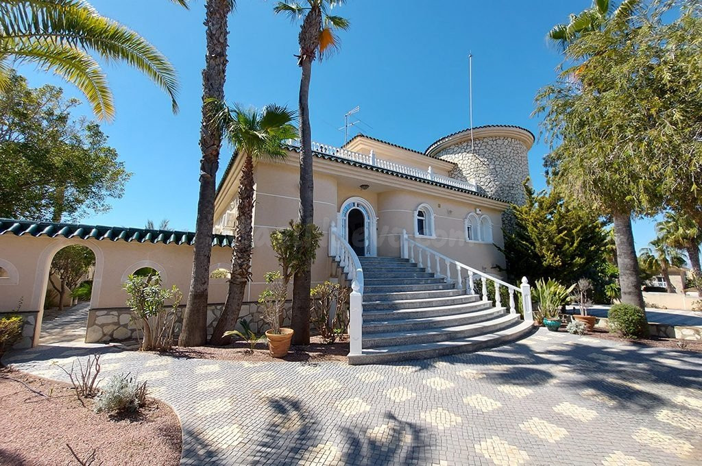 Estupenda villa con vistas al campo de golf y al mar.