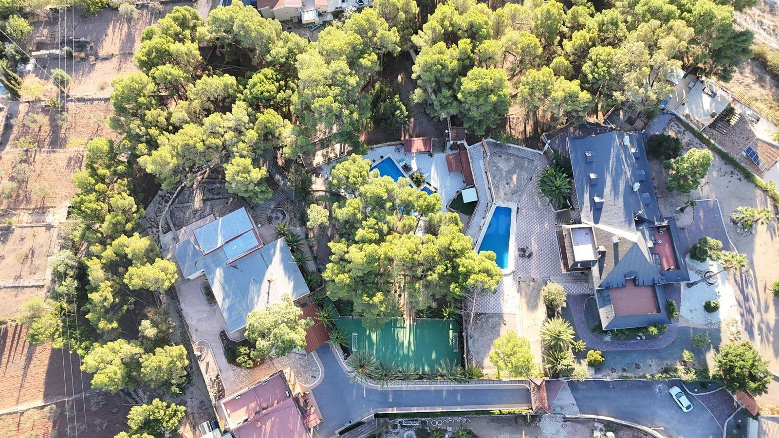 Casa de campo con gran almacén