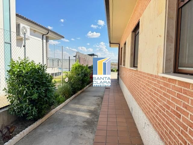 CASA EN VENTA CON 3 DORMITORIOS, 2 BAÑOS, 2 GARAJES Y PATIO  - foto 2