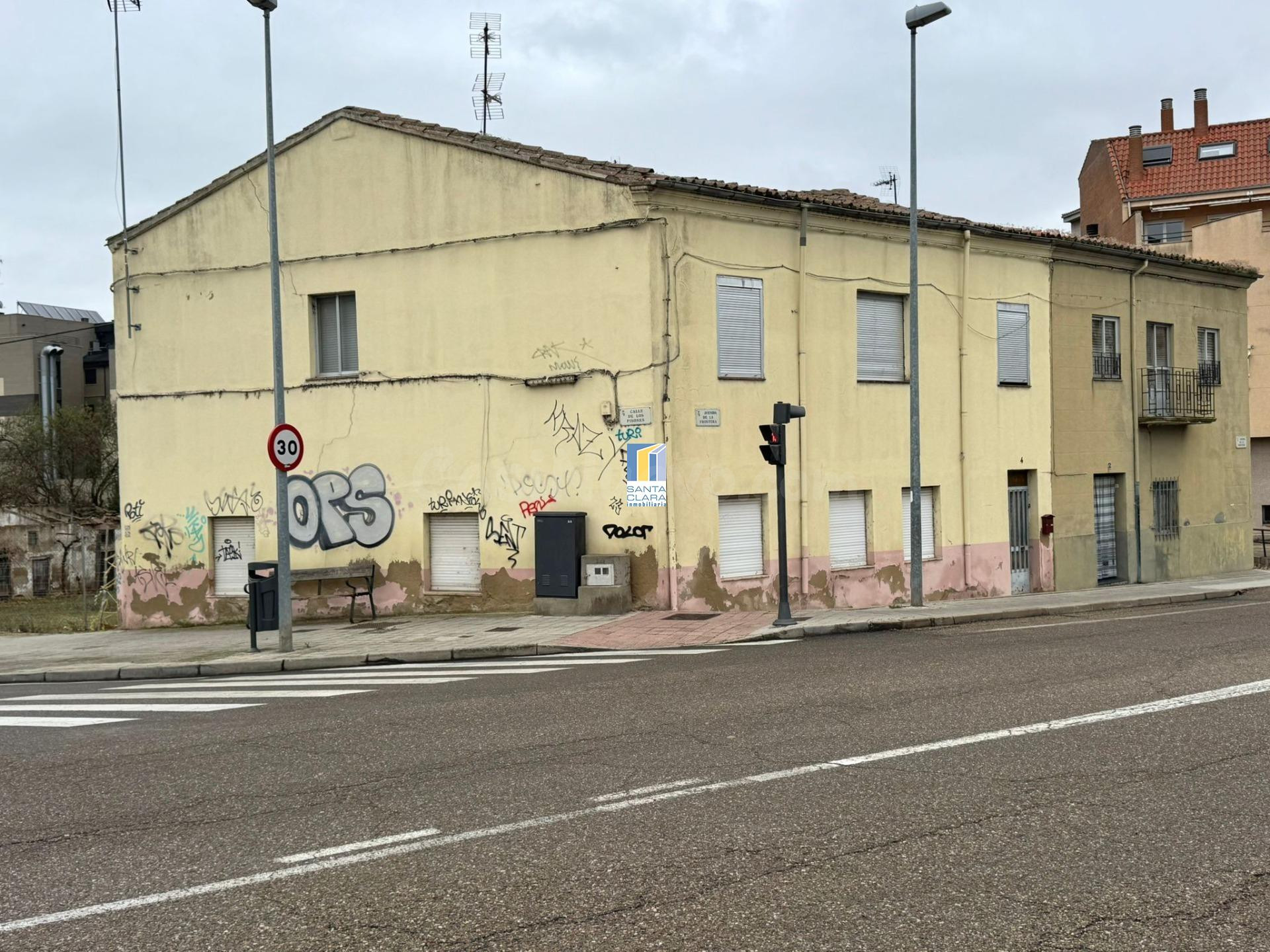 CASA EN VENTA PARA REHABILITAR DE DOS PLANTAS EN ZONA LAS VEGAS, ZAMORA.