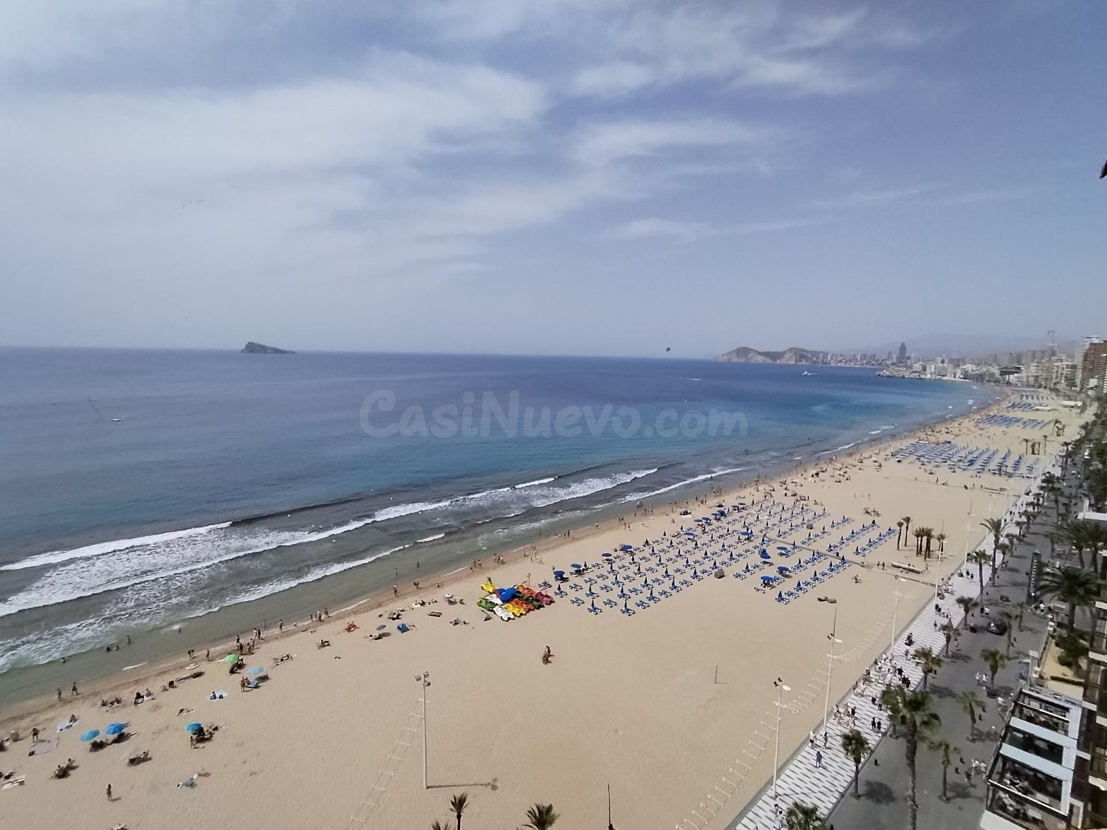 Apartamento de esquina con 2 dormitorios y terraza acristlada en 1 Linea playa Levante.
