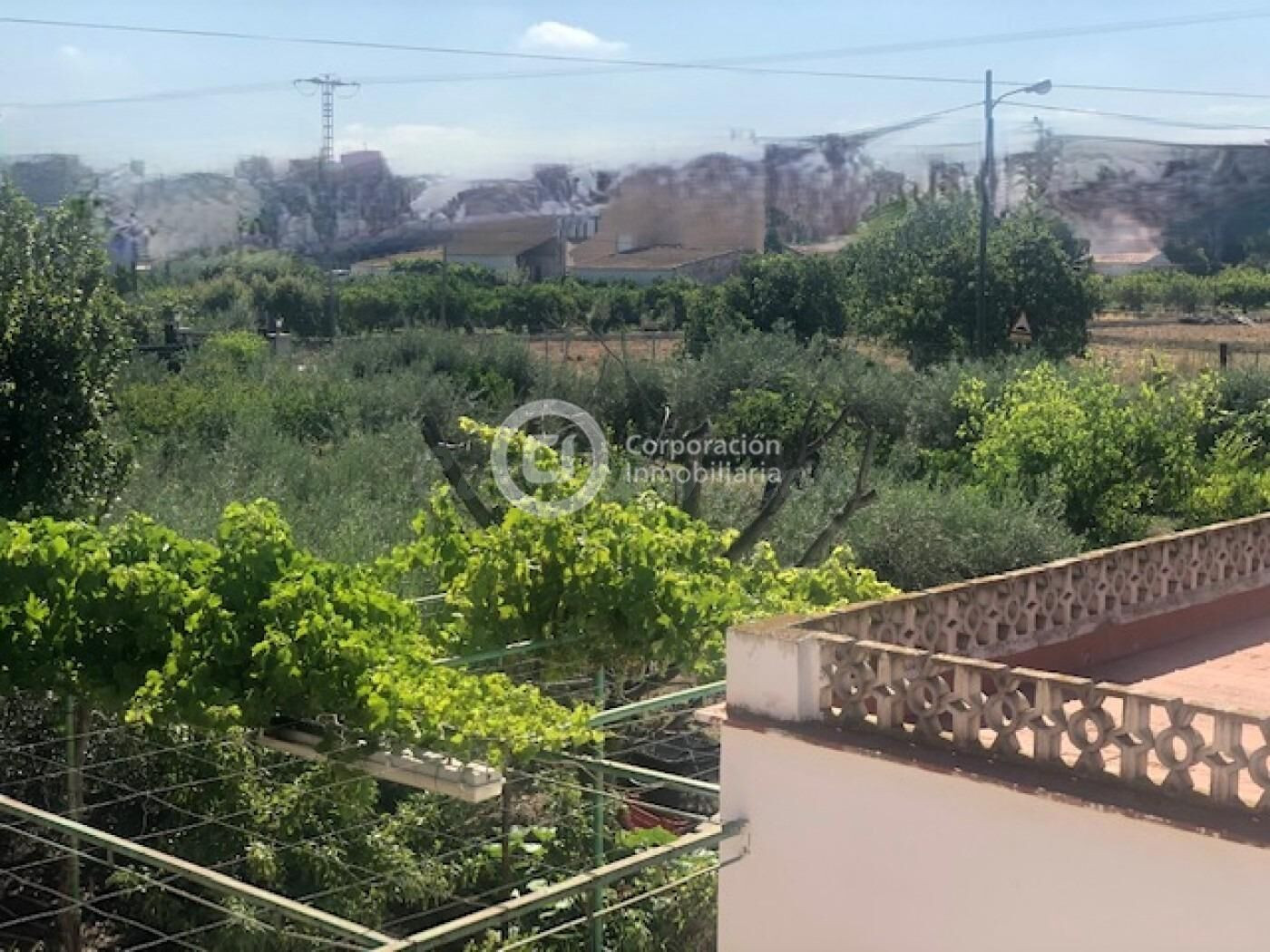 Casa con tres dormitorios y garaje en zona Sutullena