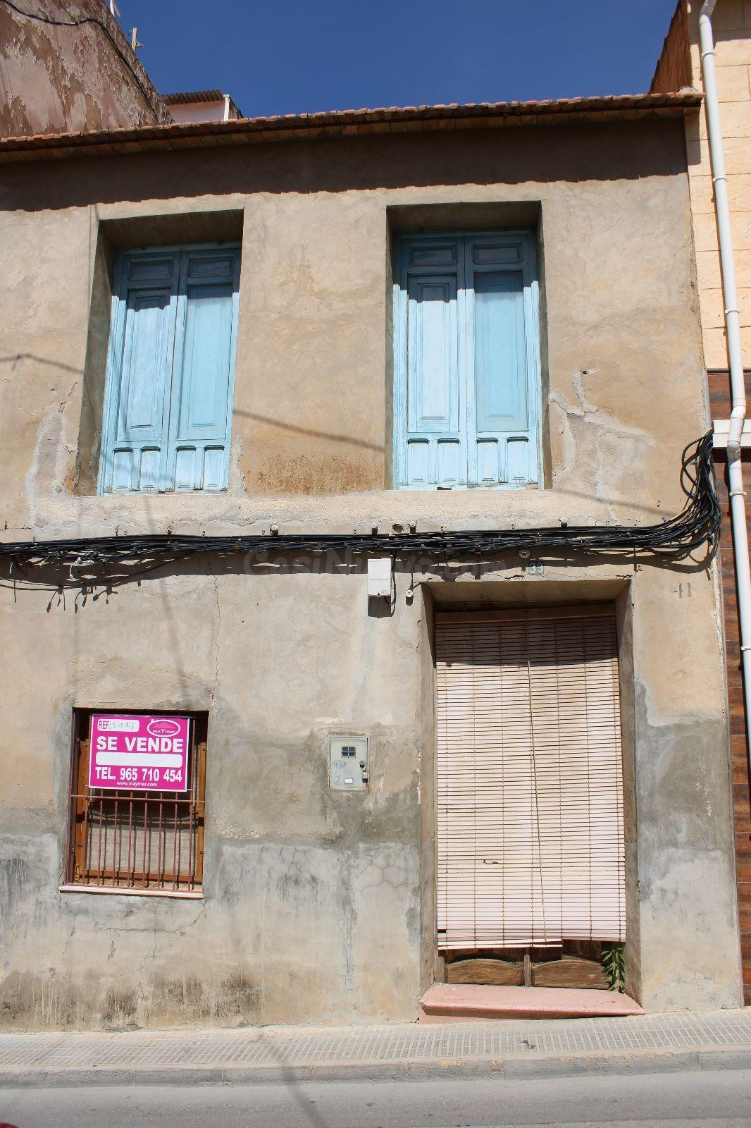 SE VENDE CASA DE PUEBLO EN REDOVAN DANDO A DOS CALLES!!!!