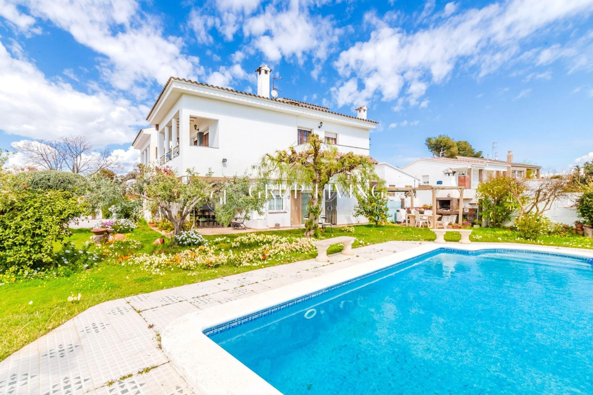 ELEGANTE CASA ESQUINERA DE ESTILO INGLÉS CON VISTAS AL MAR