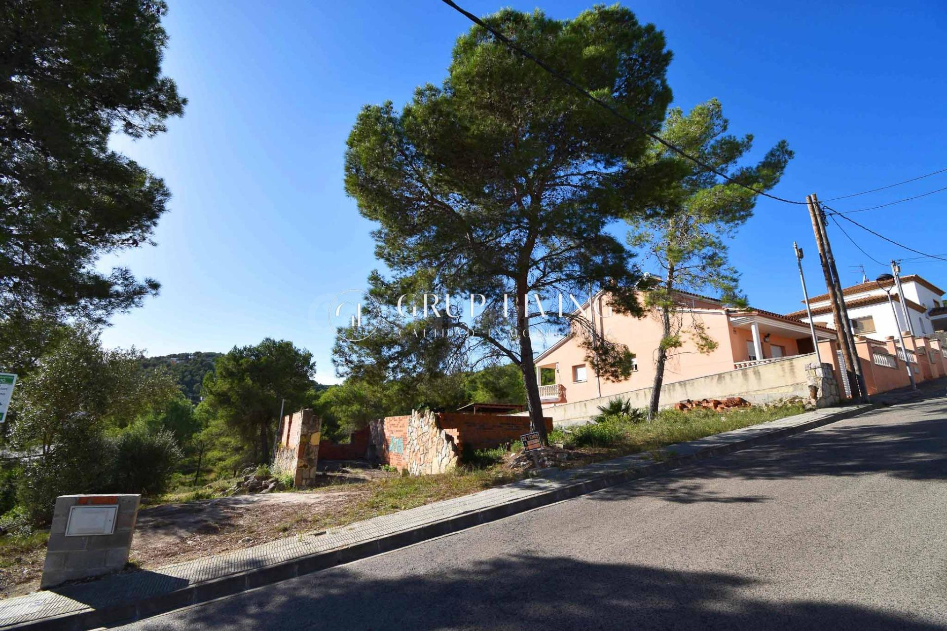 PARCELA MUY SOLEADA EN CANYELLES PUEBLO