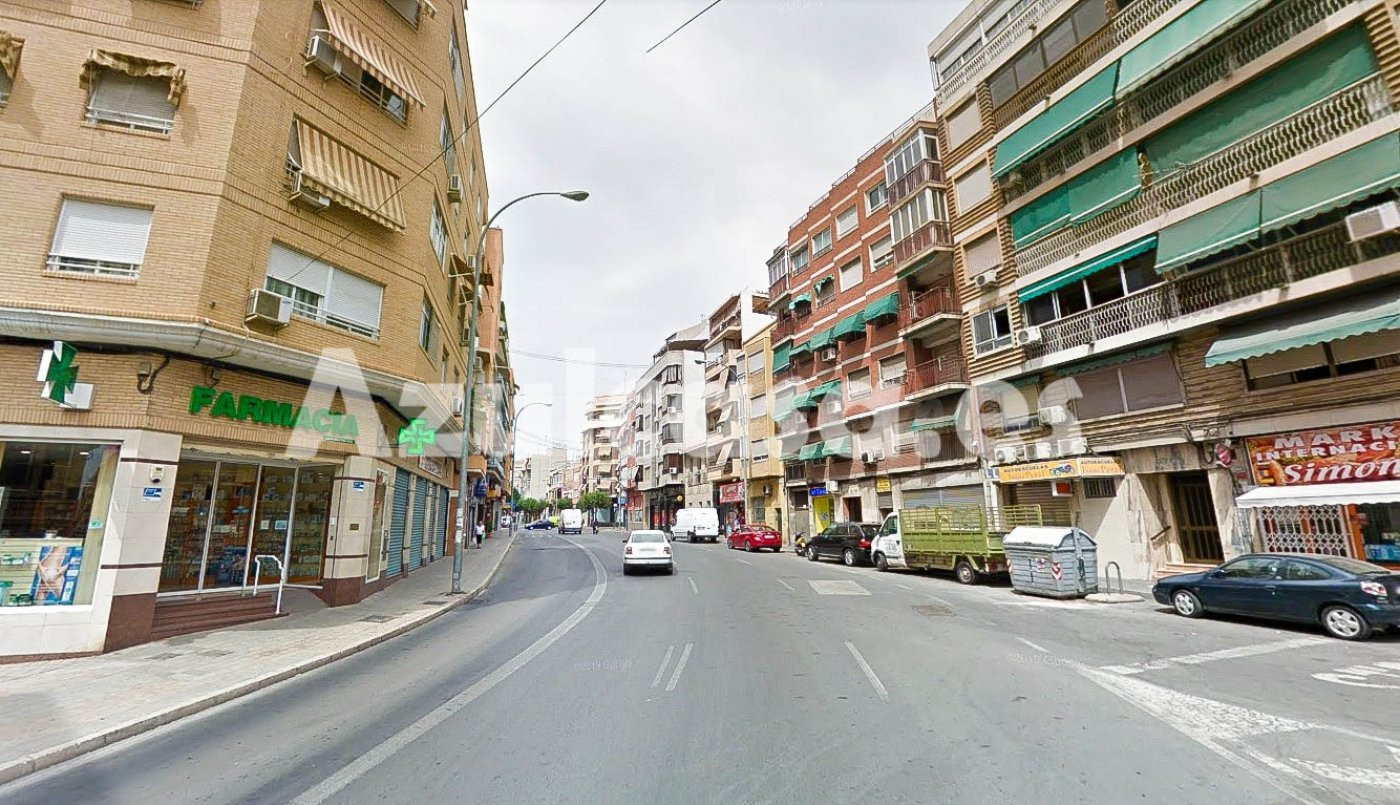 Gran local comercial en zona muy concurrida