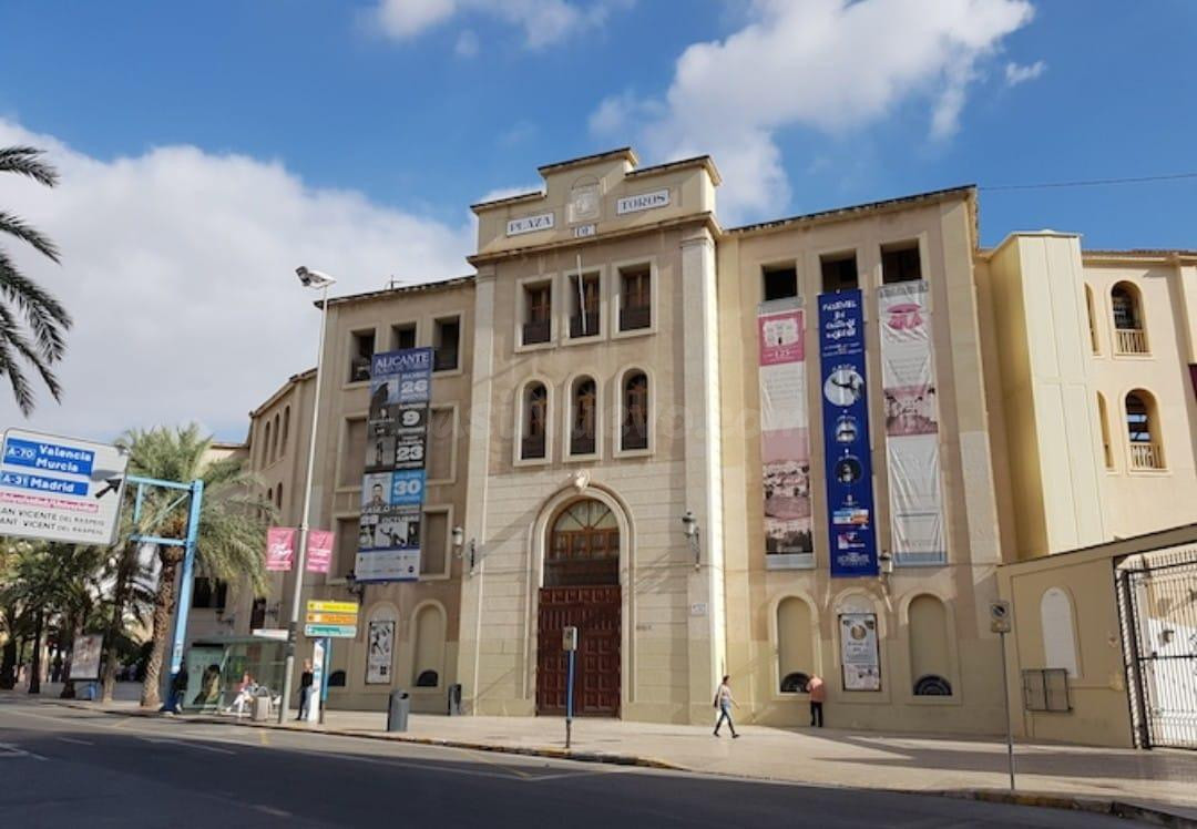 GRAN LOCAL COMERCIAL JUNTO PLAZA DE TOROS