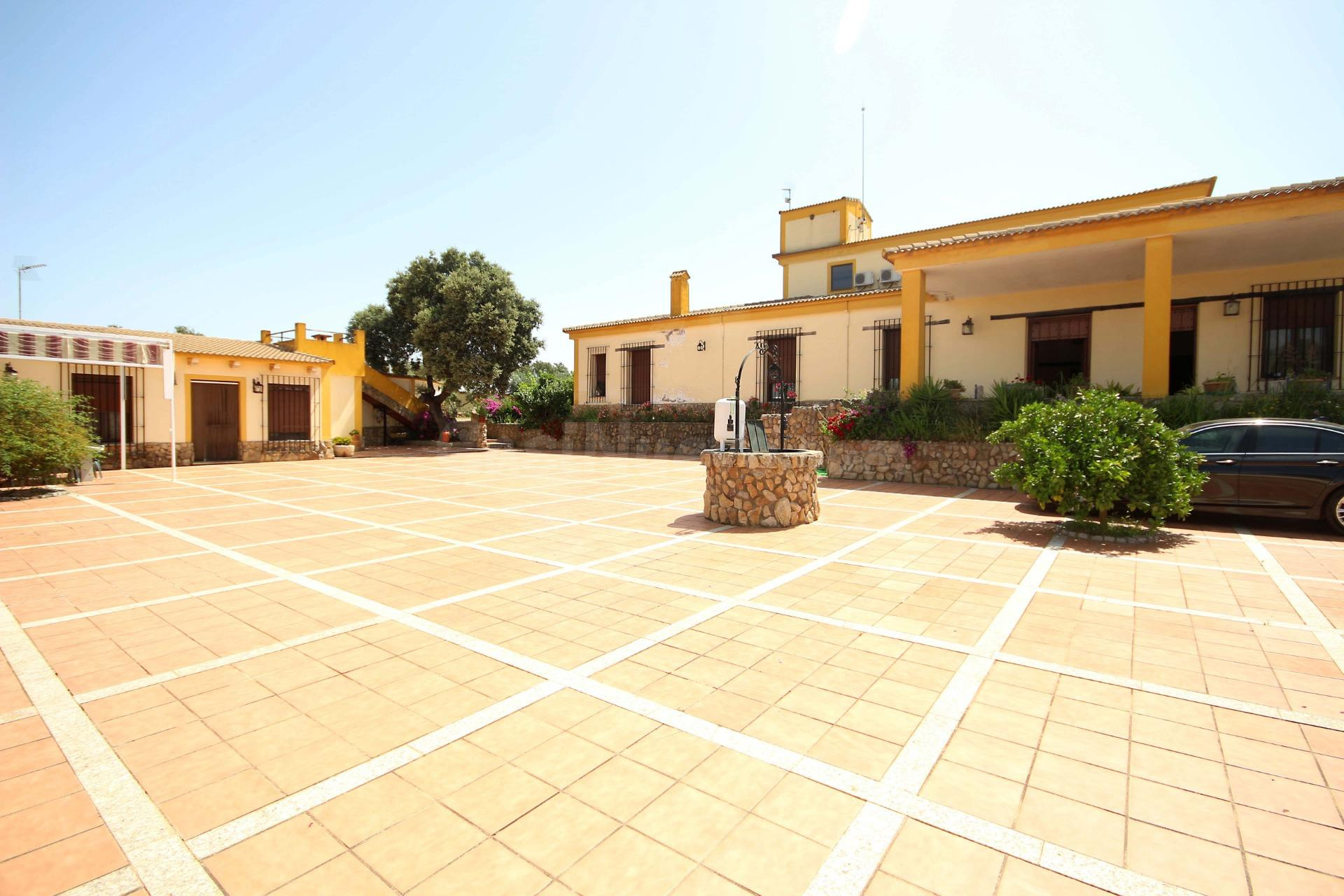 Exclusiva finca en venta con explotación agrícola y vvda. de alto nivel – 65 hs. en plena naturaleza