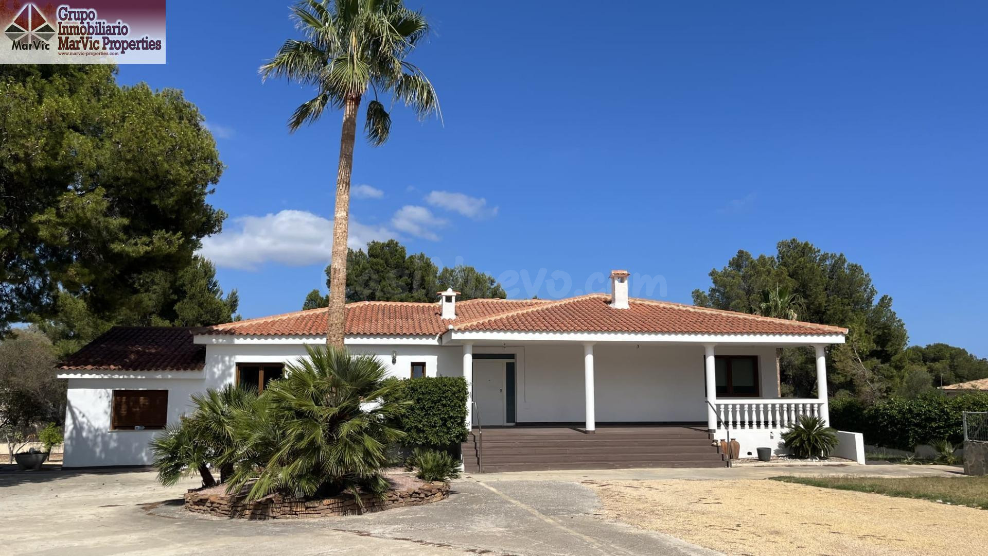 Exclusivo Chalet en La Nucía - Coloma con Piscina y Amplios Espacios
