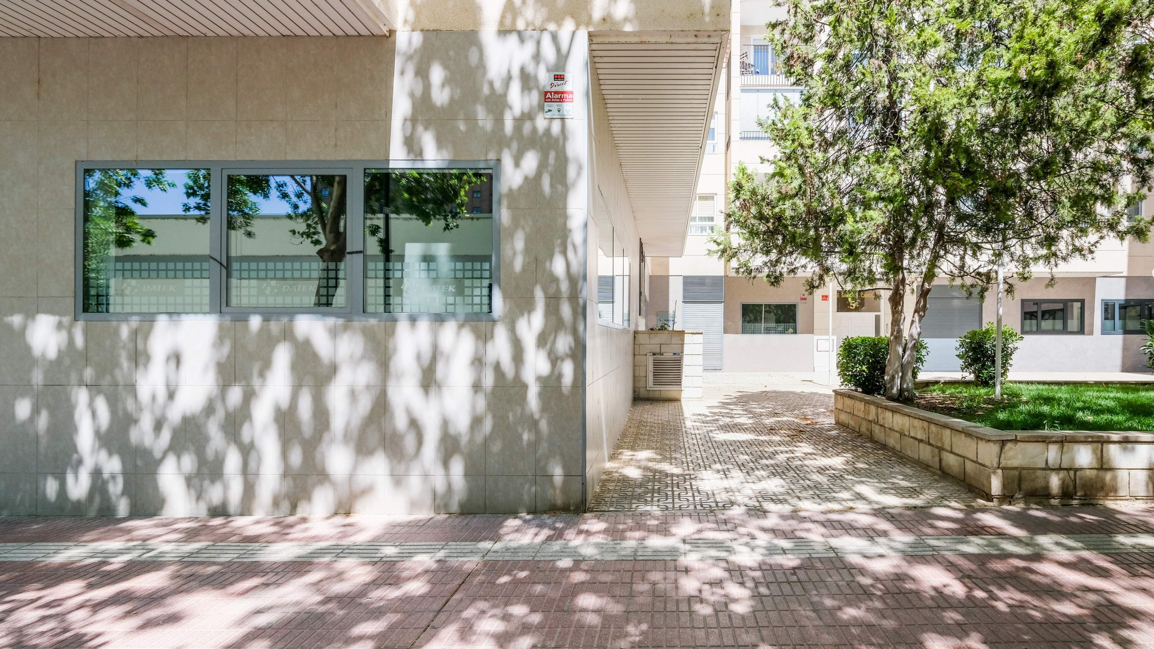 Local comercial esquinero - Alquiler con opción de compra.