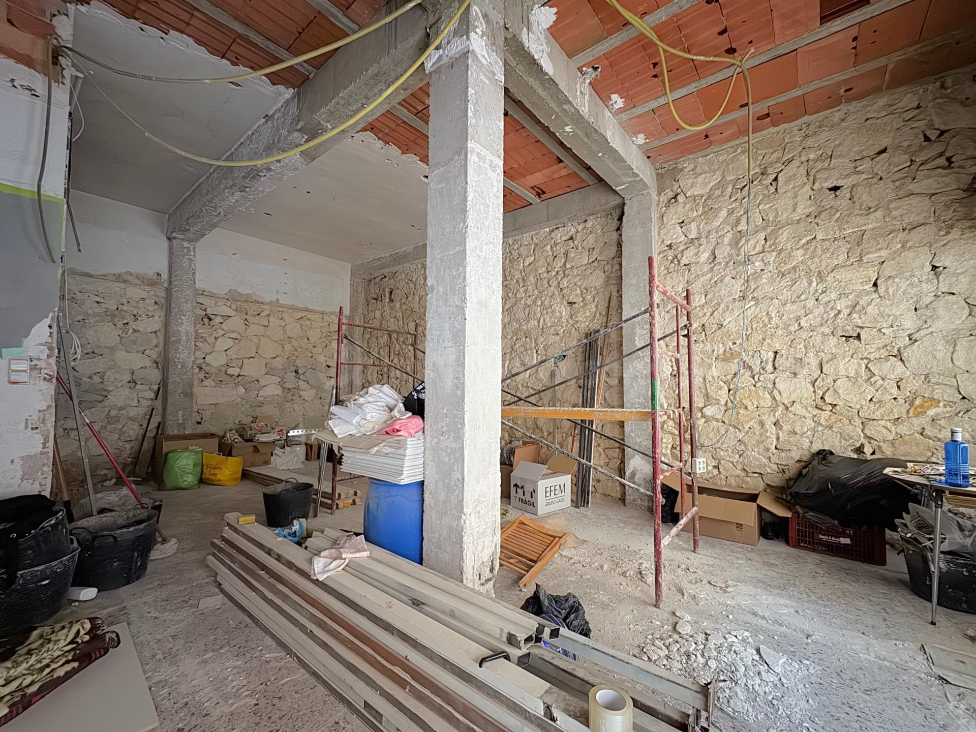 LOCAL COMERCIAL IDEAL PARA CONVERTIR EN VIVIENDA A ESCASOS METROS DE LA GRAN AVENIDA