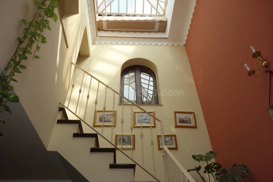 CASA NUEVA, 4 DORMITORIOS, GARAJE , "PRÓXIMO A CENTRO"