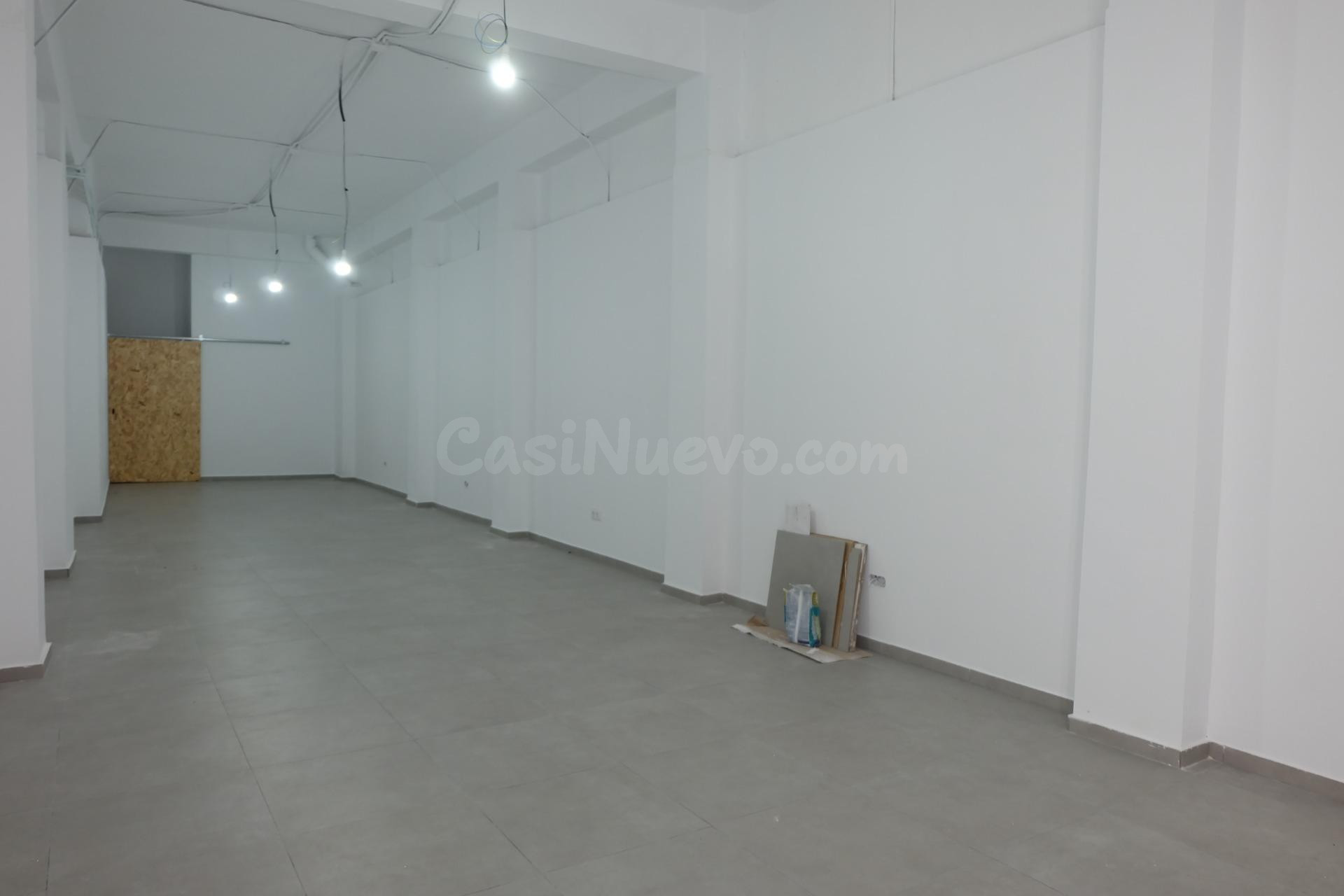 Local comercial muy amplio situado en la Calle Cardenal Benlloch.