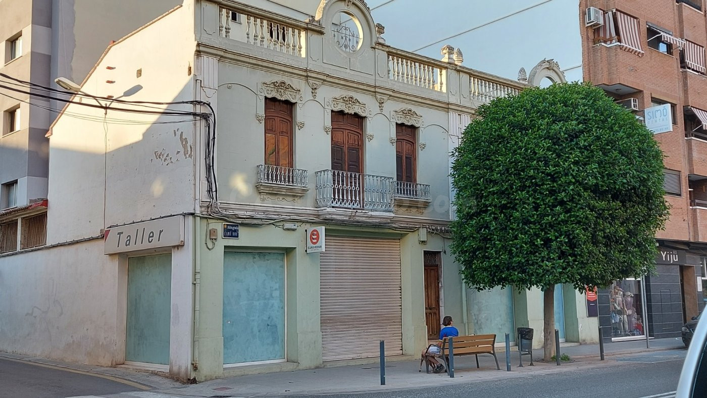 !! TE PRESENTAMOS ESTA MAGINFICA PROPIEDAD TANTO SI DESEAS REFORMAR Y VIVIR EN UNA AMPLIA CASA COMO