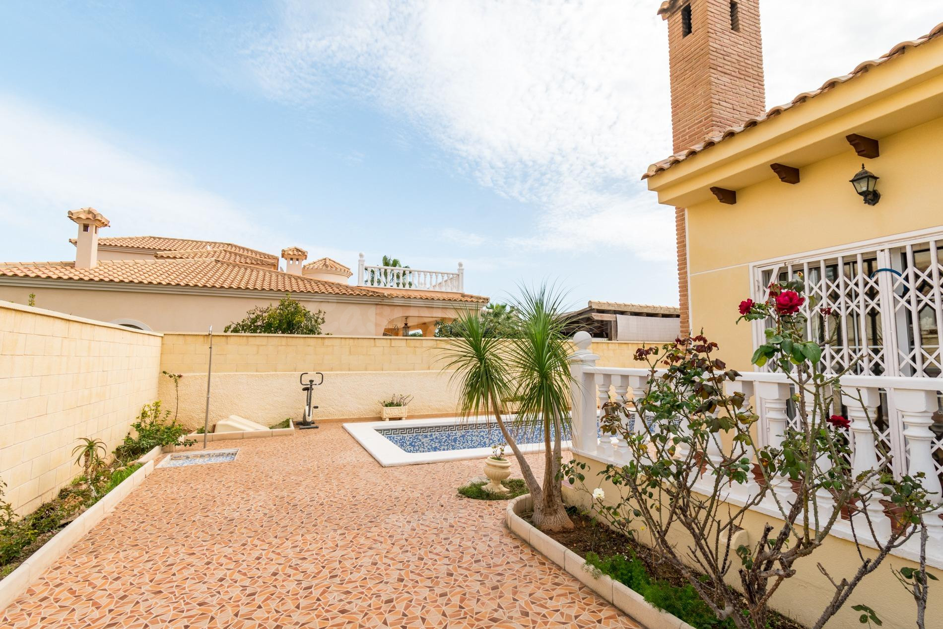 Chalet independiente a la venta en Playa Flamenca